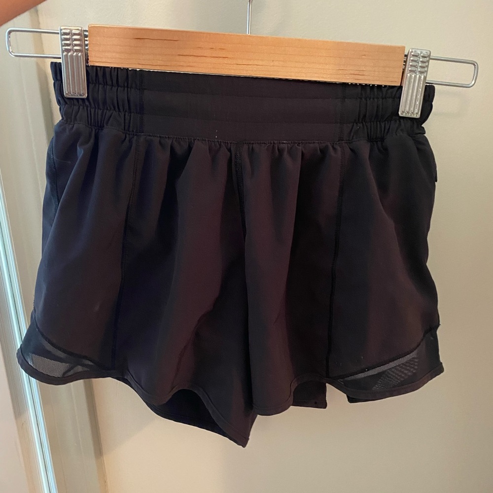 Lululemon Black hotty hots size 2 4inch